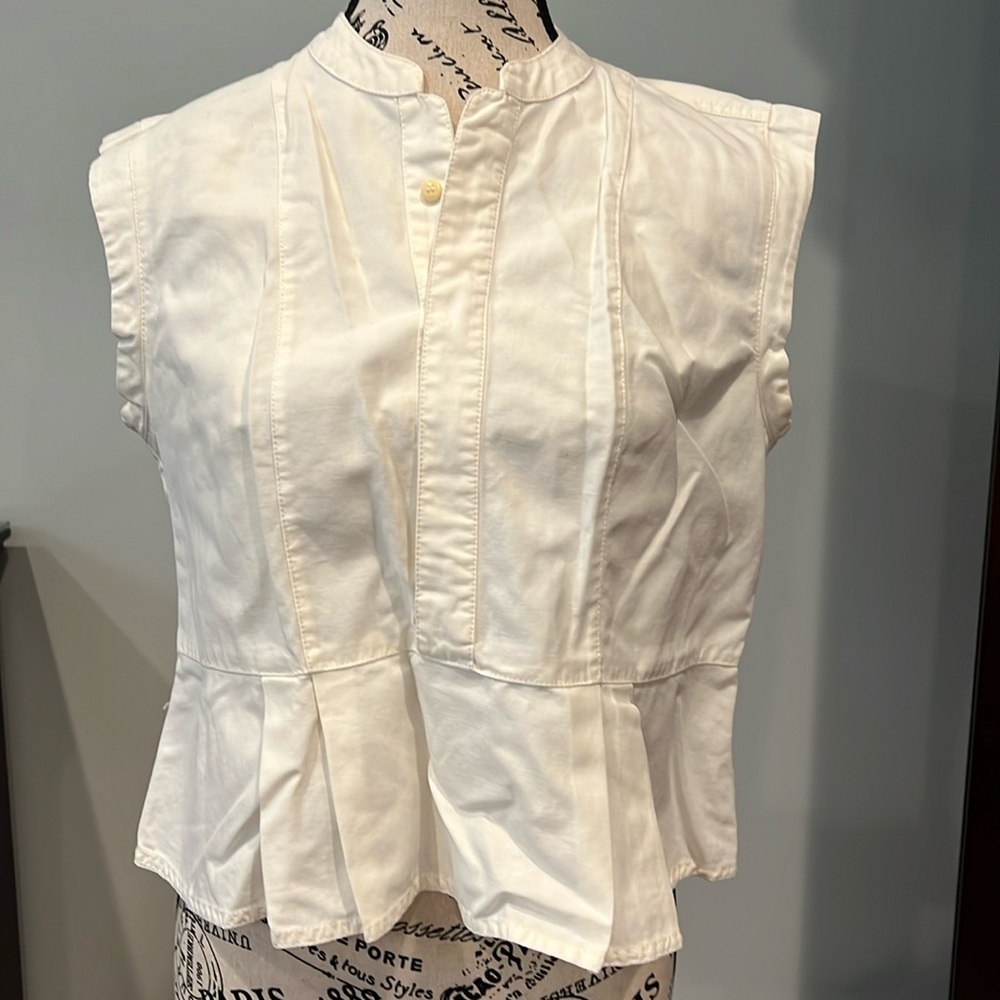 Beautiful off white sleeveless shirt with pleats detailing on bottom